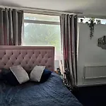 Double Room In Shared Apartment With Great Transport Links To Central London